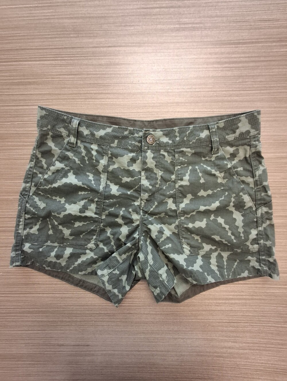 THE NORTH FACE Camo Shorts SZ 8